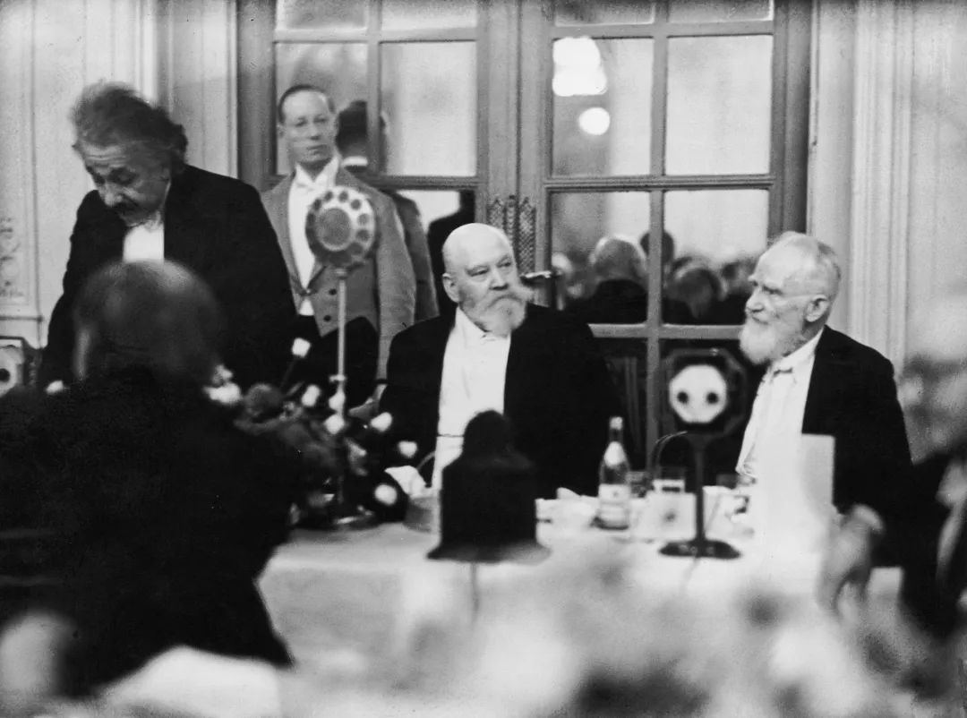 ▲（1930年10月，萧伯纳与爱因斯坦出席萨沃伊酒店的晚宴。两人中间的是第二代罗斯柴尔德男爵沃尔特·罗斯柴尔德。）