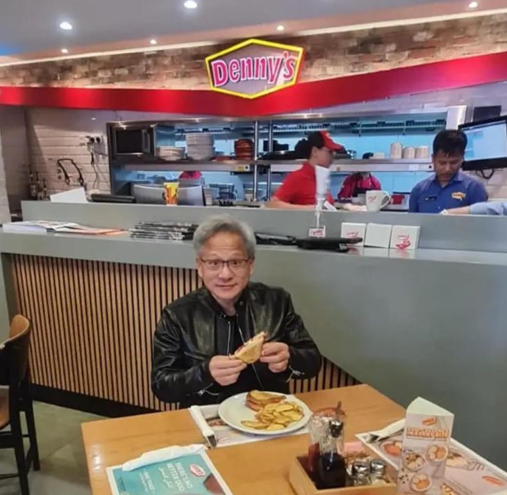 ▲黄仁勋在丹尼餐厅&nbsp;资料图