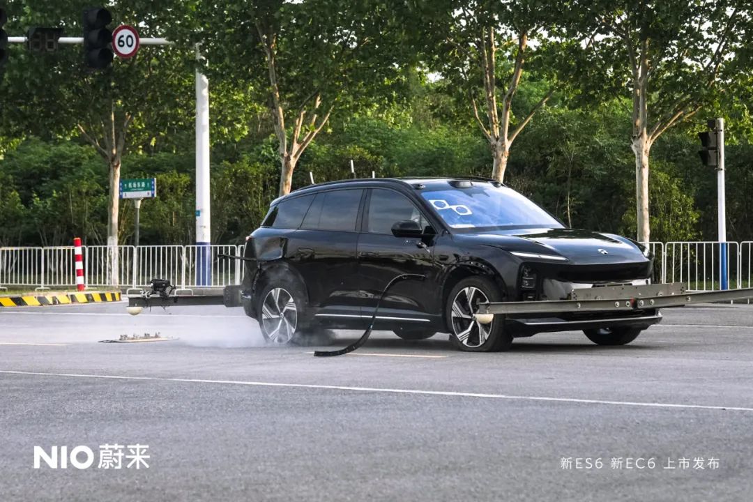 ▲CEO李斌亲自上阵，进行爆胎测试。图 / 蔚来官方