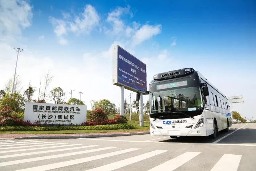 在国家智能网联汽车（长沙）测试区的希迪智驾公交车
