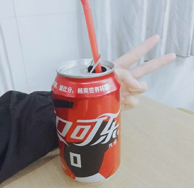 喝冰可乐的少女