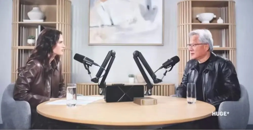 ▲美国科技博主Cleo Abram（左）和英伟达创始人、CEO黄仁勋（右）