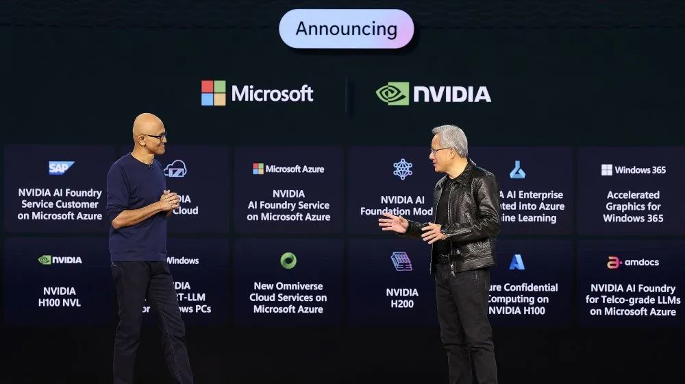萨提亚和黄仁勋在台上讨论生成式 AI 将带来的巨大变革｜Microsoft