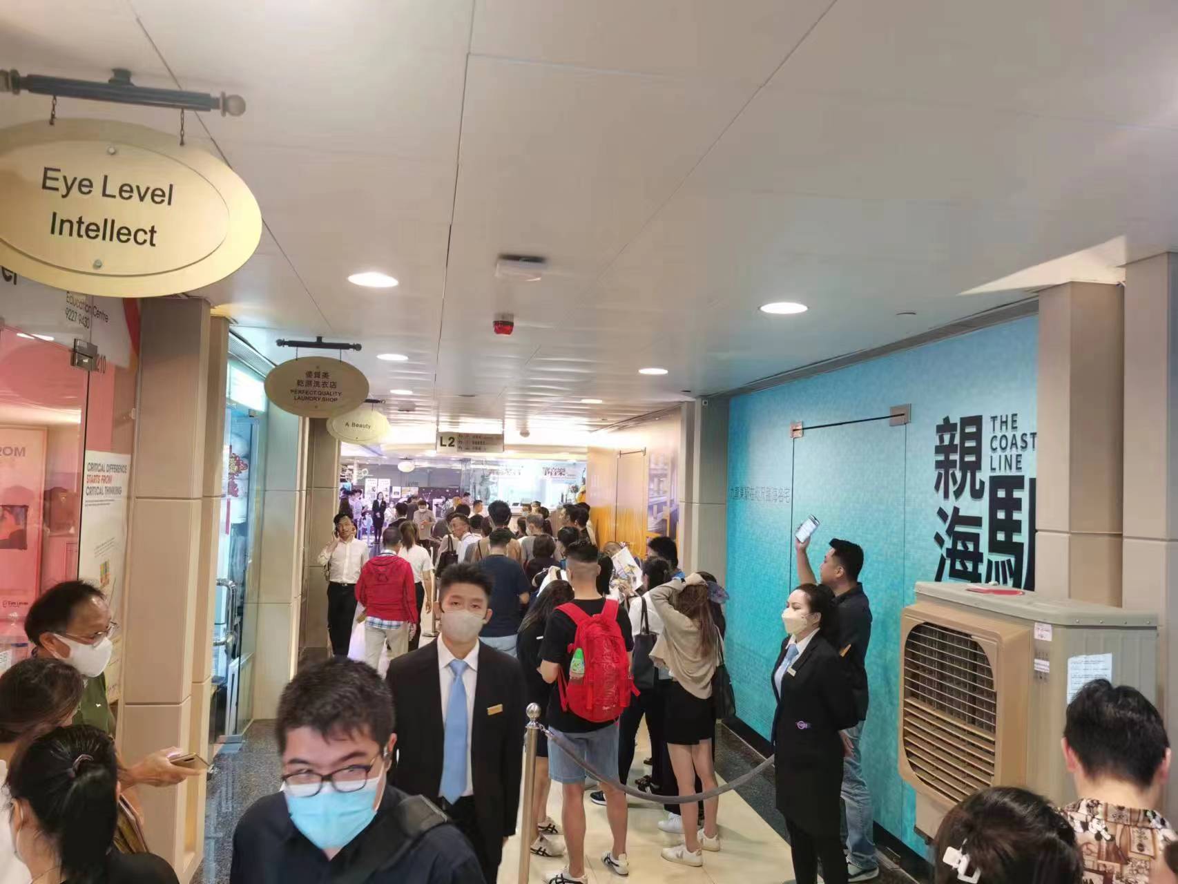 “亲海駅II”售楼处排队