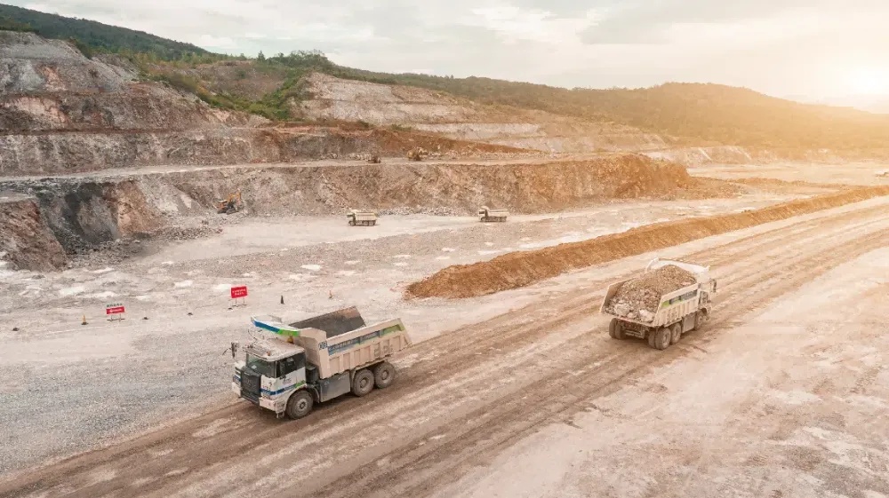 句容台泥矿山无人驾驶项目里运行的希迪智驾矿卡