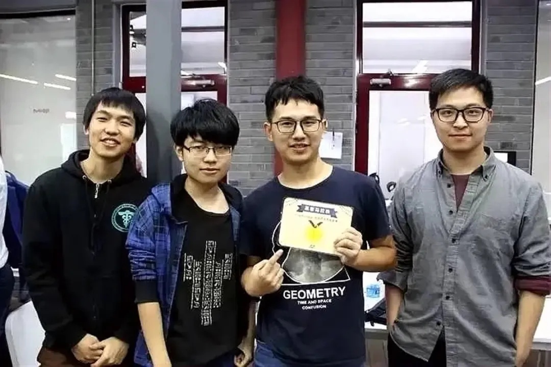 图片来源：华科大启明学院（右二为肖弘）