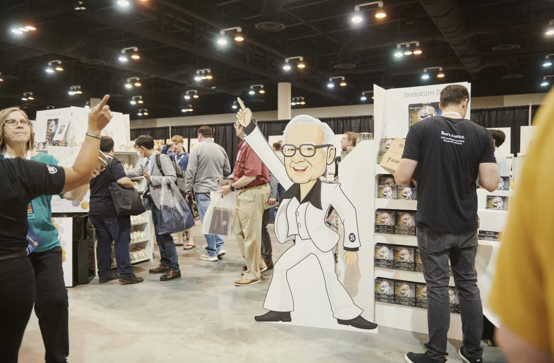 2023 年沃伦·巴菲特在喜诗糖果上的纸板漫画。摄影：DAN BROUILLETTE