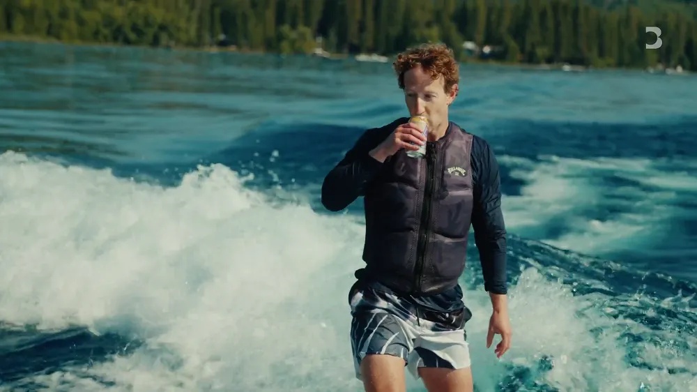 ▲扎克伯格在冲浪板上喝啤酒（图源：Bloomberg Original）