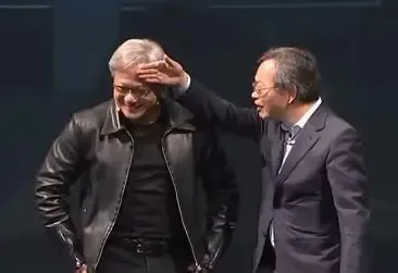 梁见后摸黄仁勋的头