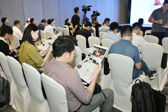 参会者现场阅读“9911特刊（公司介绍）”