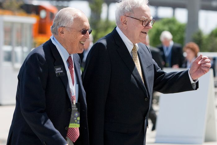 Sandy Gottesman, left, and Warren Buffett in 2010. The two would often talk for hours. PHOTO: NATI HARNIK/ASSOCIATED PRESS