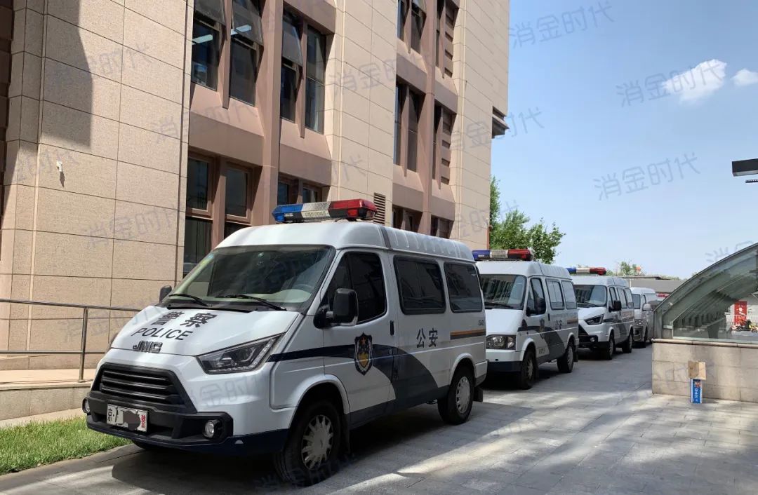 现场直击丨现金贷大玩家掌众被警方上门调查 数十人被带走 老虎社区