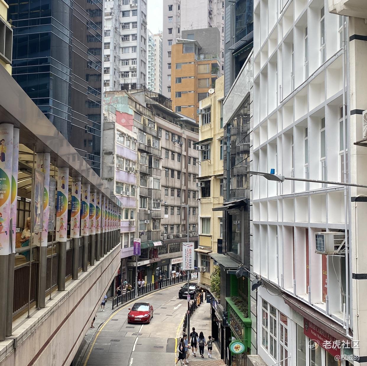 权威的轻笑声
