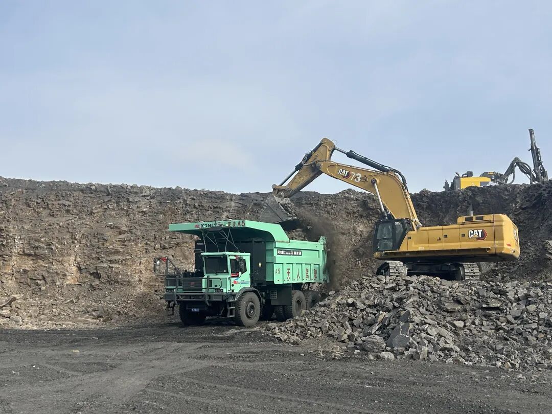 　希迪智驾无人矿卡在呼噜斯太矿日常作业