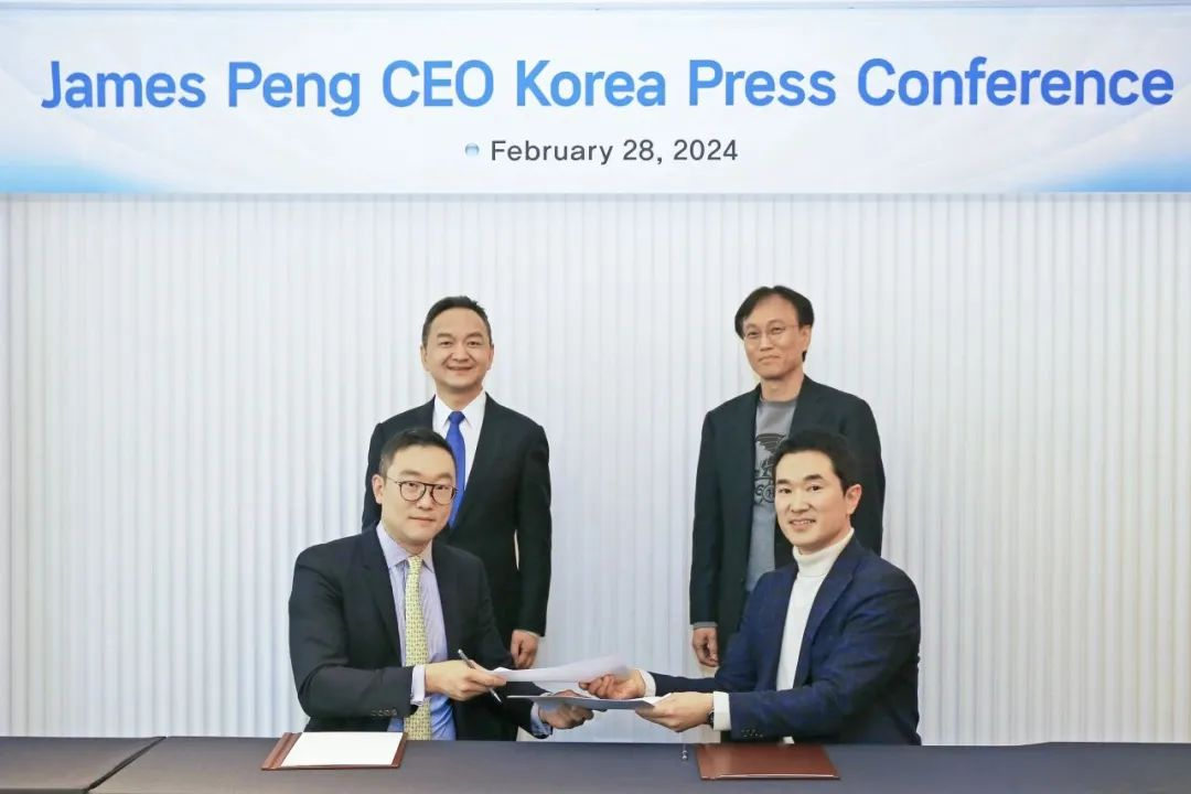 △左後爲小馬智行聯合創始人、CEO彭軍