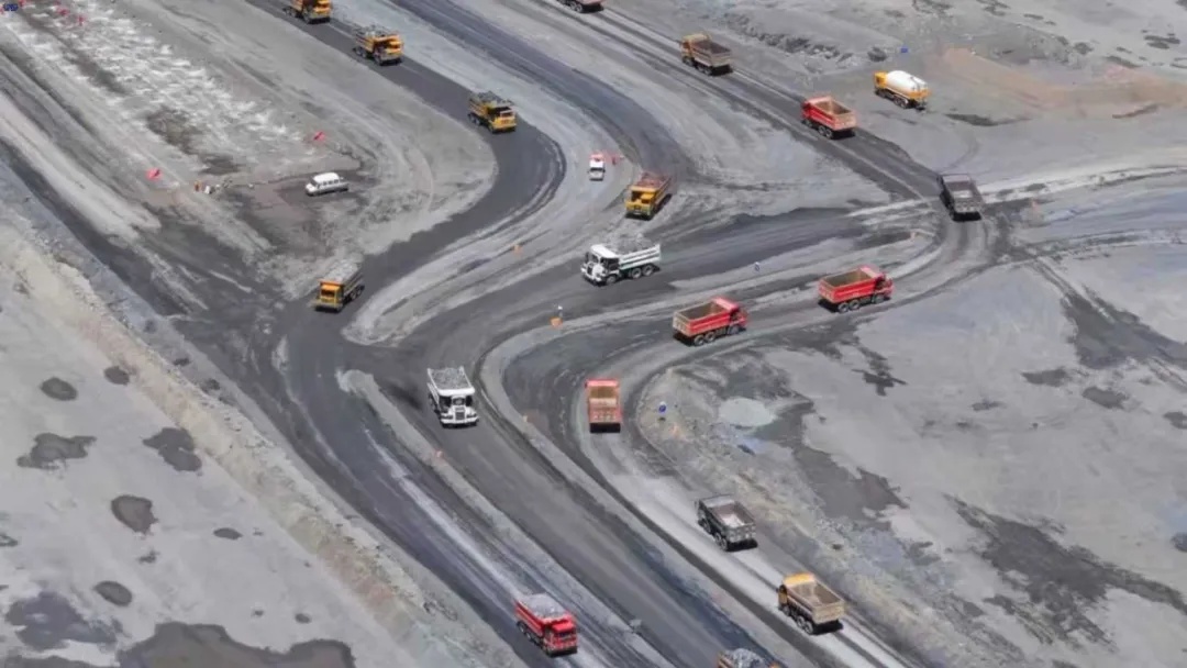 2024年，希迪智驾再创纪录，在中国西北煤矿实现了56台无人矿卡与500多台有人车辆混合编组作业，创下全球最大规模无人驾驶混编纪录