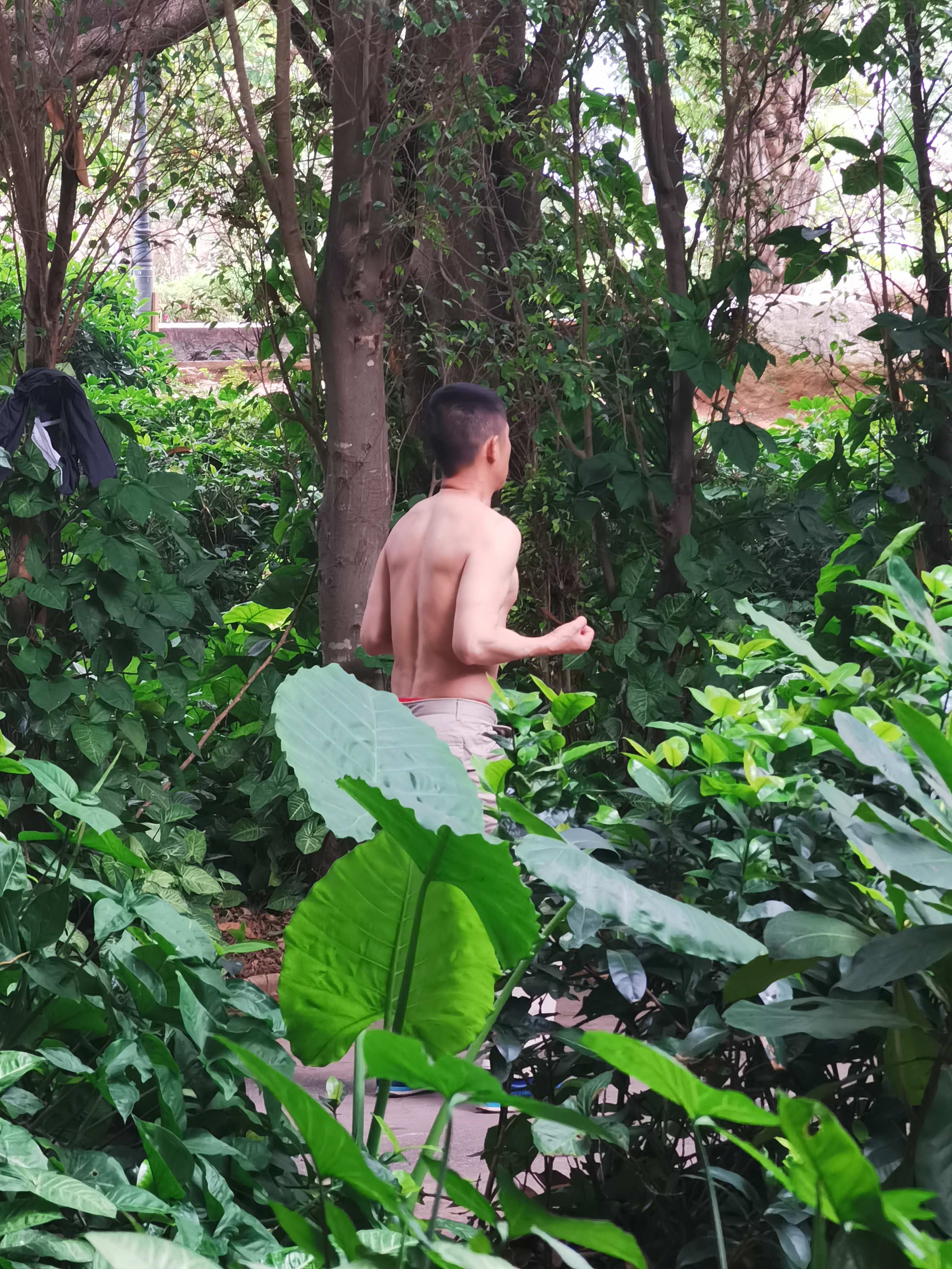 阿里巴巴是个快乐的青年