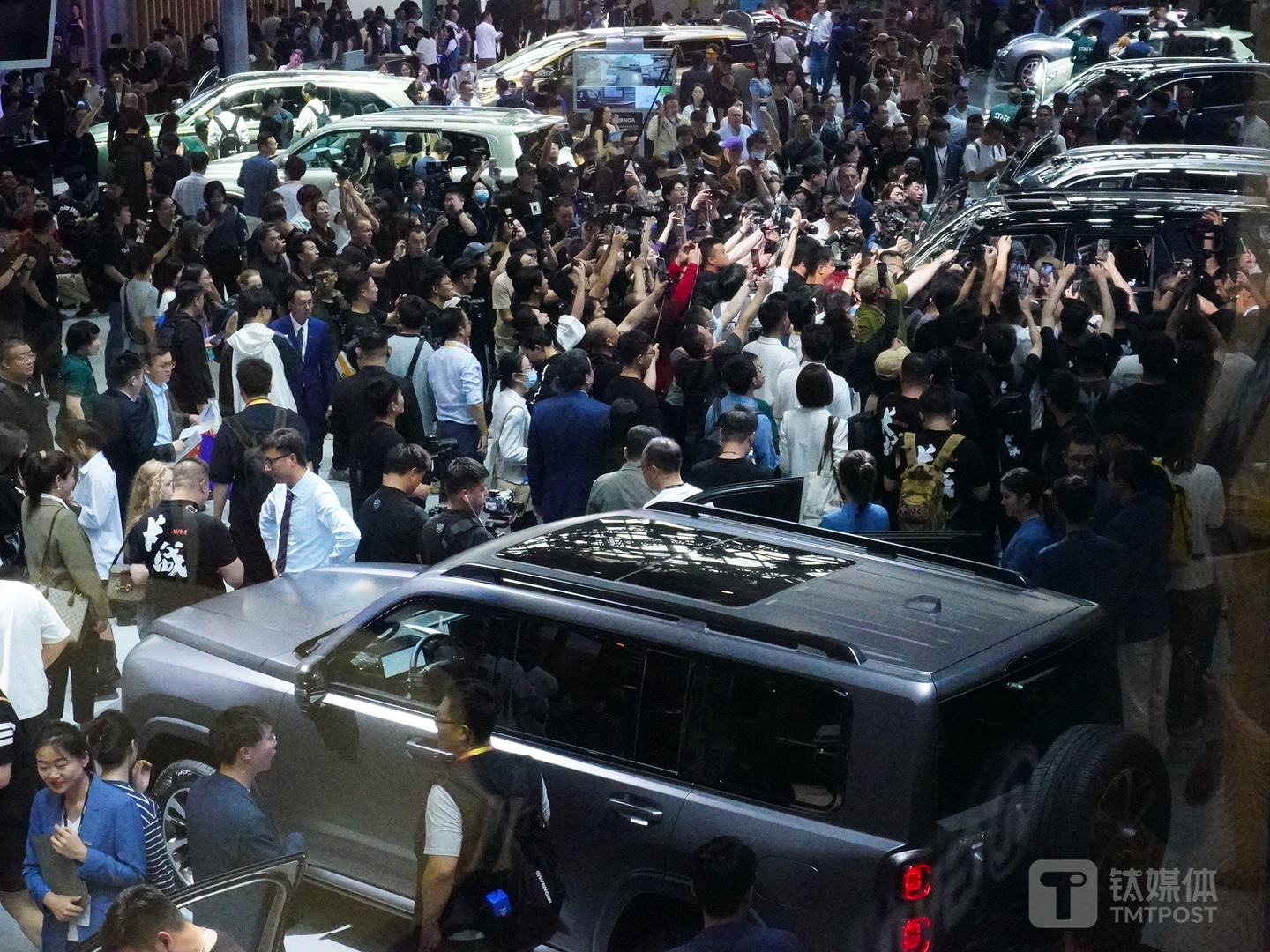 北京车展上的雷军，行走的“流量包”｜钛度车库_老虎社区_美港股上老虎- 老虎社区