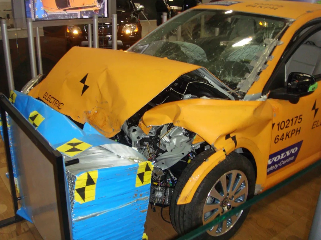 一辆电动车正在进行正面碰撞测试，以评估电池组的安全性。（图/Mariordo）