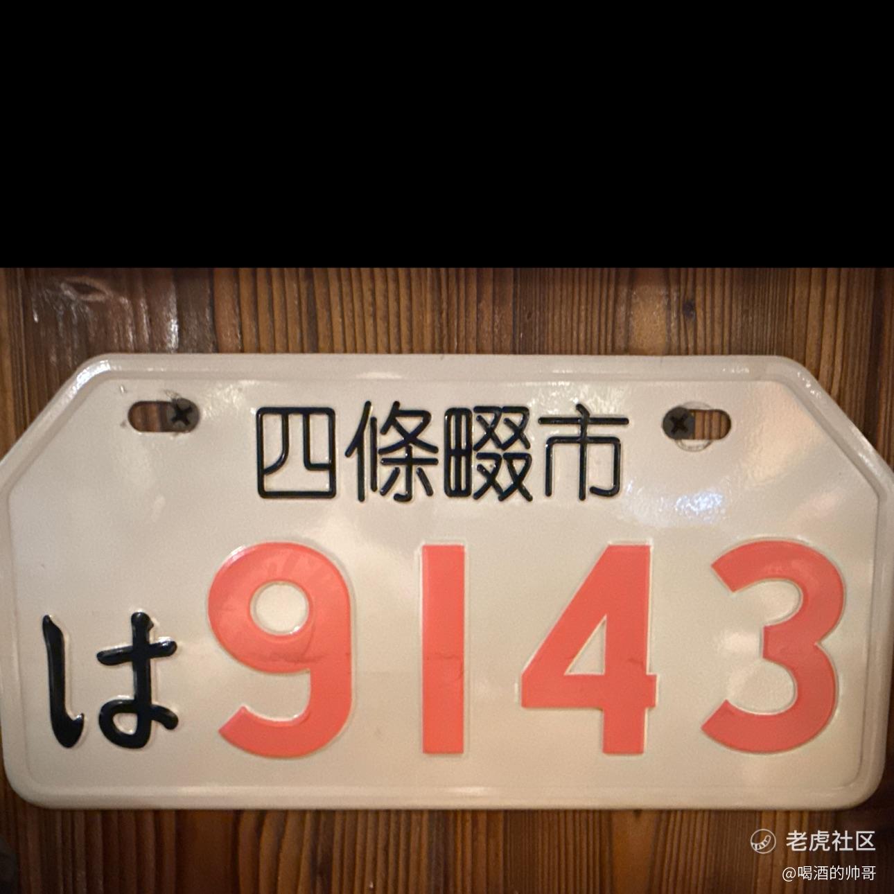 喝酒的帅哥