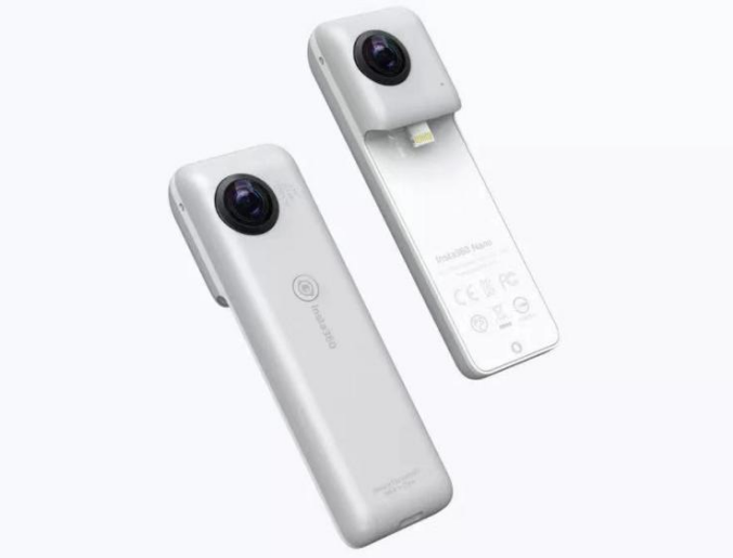 Insta360 第一款产品 Nano，通过 Lightning 接口和 iPhone 连接 | 图片来源：影石 Insta360