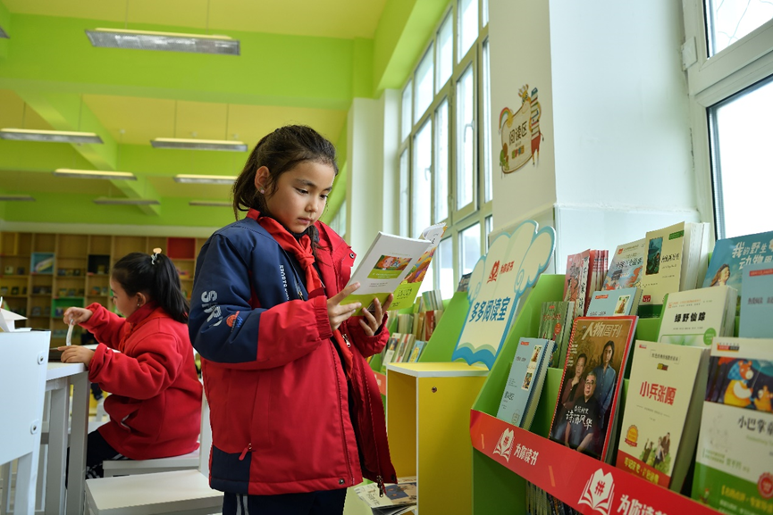 ▲	近期，拼多多向新疆阿勒泰地区吉木乃县直小学赠送9200余册图书。陈逸航▕摄