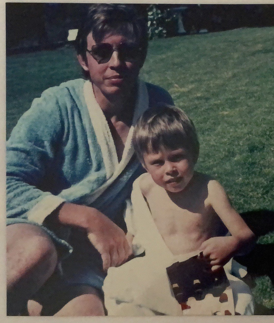 童年时期的马斯克和他的父亲。图片来自艾萨克森的社交媒体。