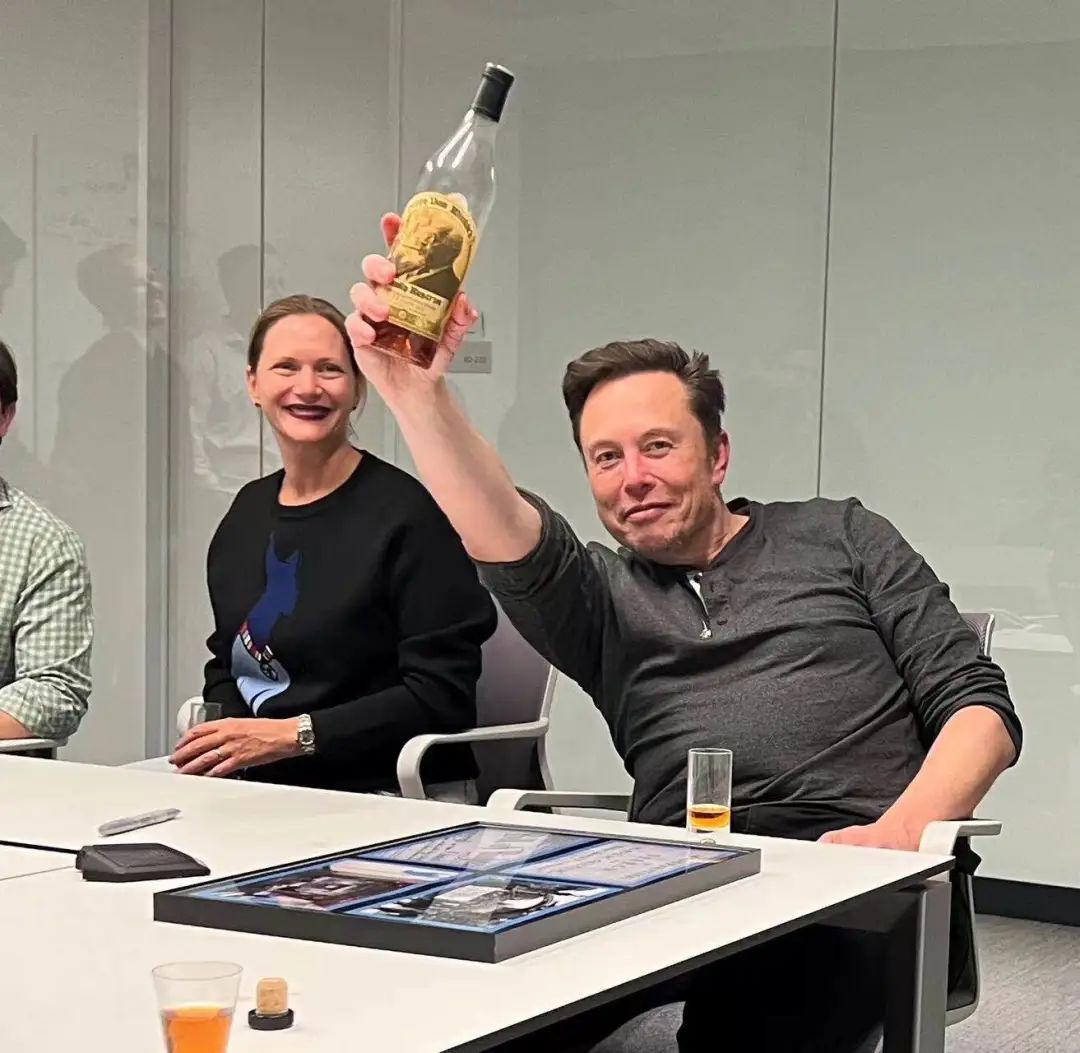 马斯克在 Twitter 的会议室开了一瓶酒。来源：艾萨克森的社交媒体。